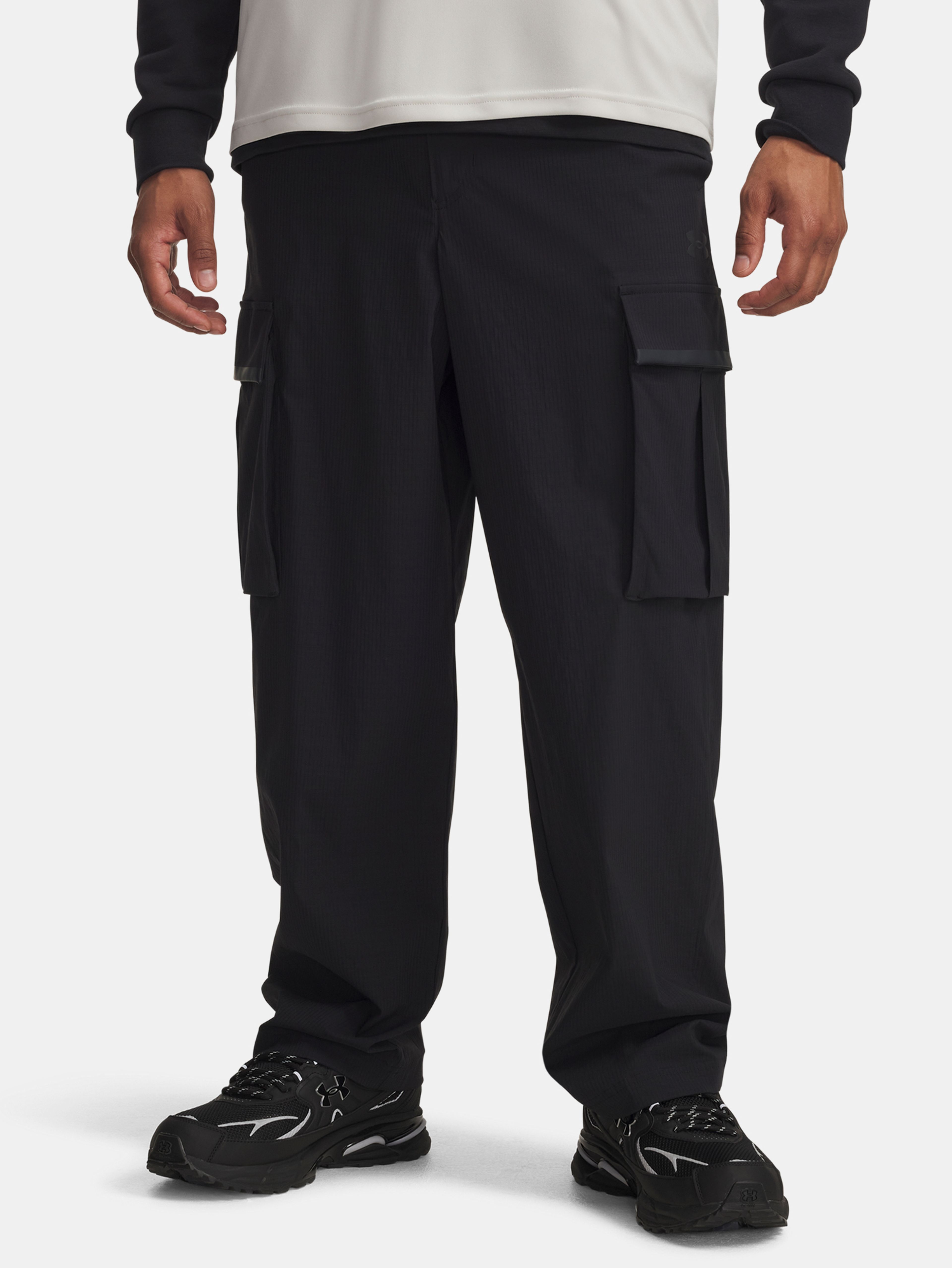 Pánské sportovní kalhoty Under Armour UA UNSTPBLE TXTR WOVEN CARGO-BLK