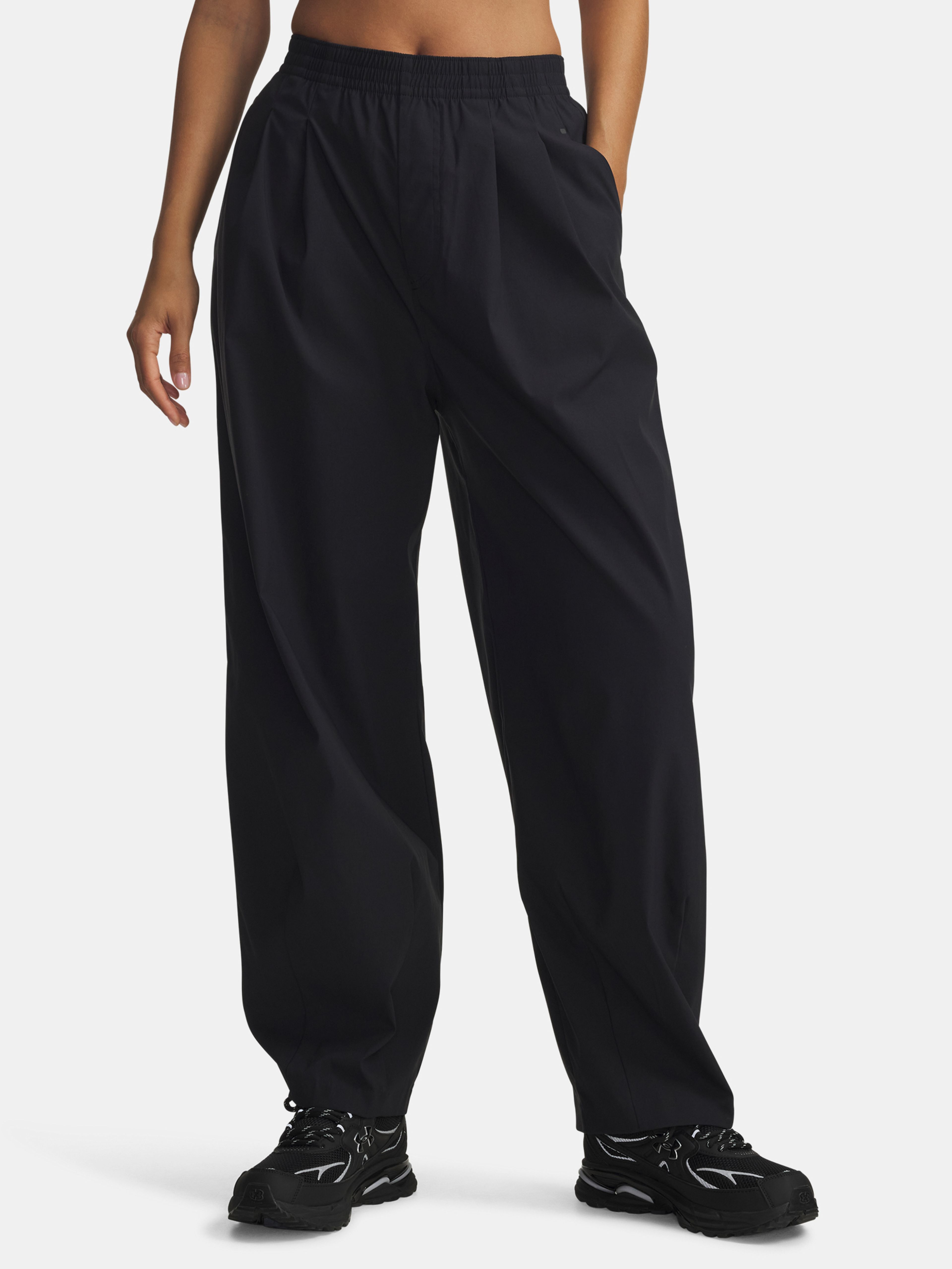 Dámske športové nohavice Under Armour UA Unstoppable Wvn Pleat Pt-BLK