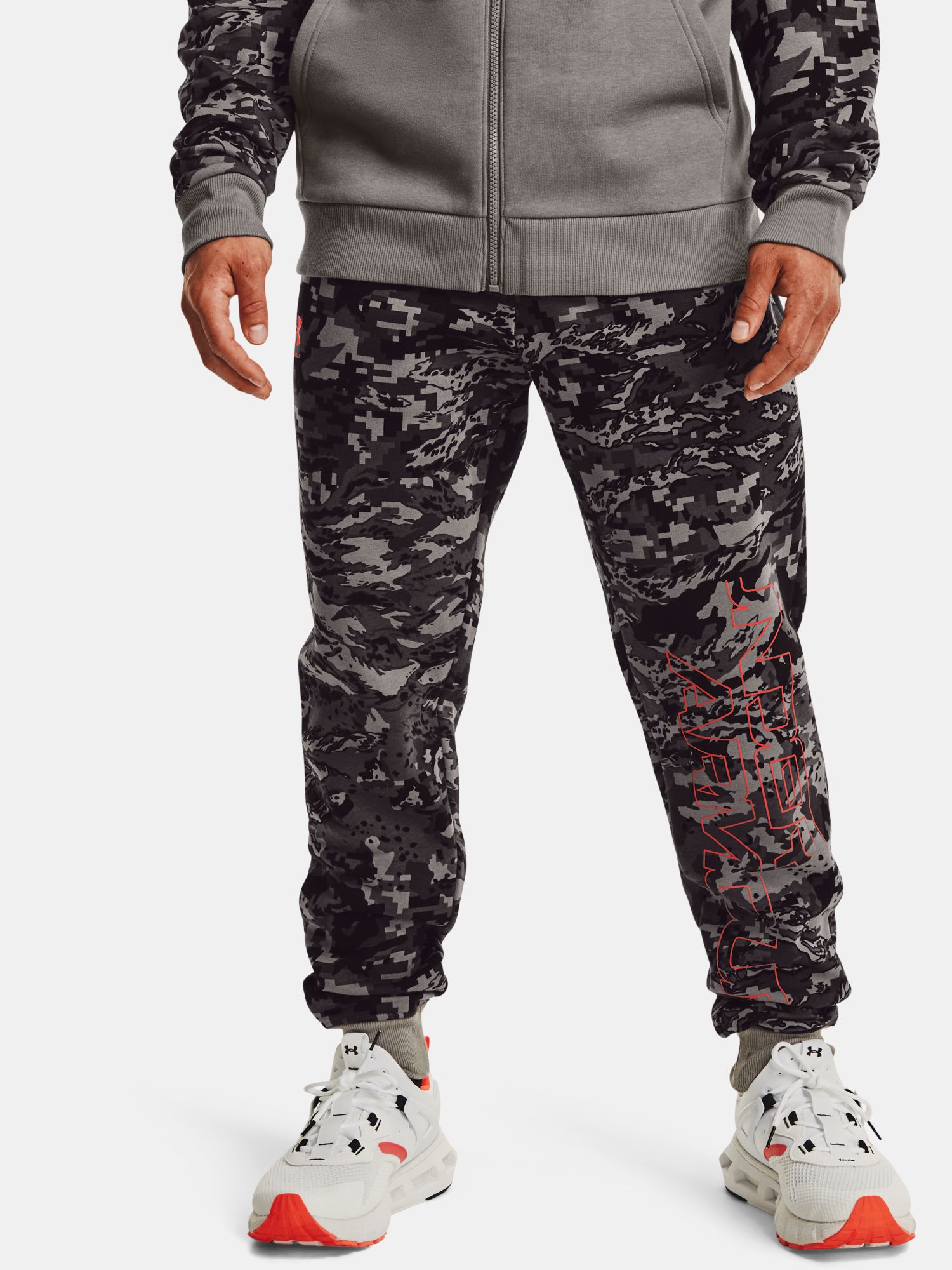 Pánské tepláky Under Armour UA RIVAL FLC CAMO SCRIPT JGR | underarmour.cz